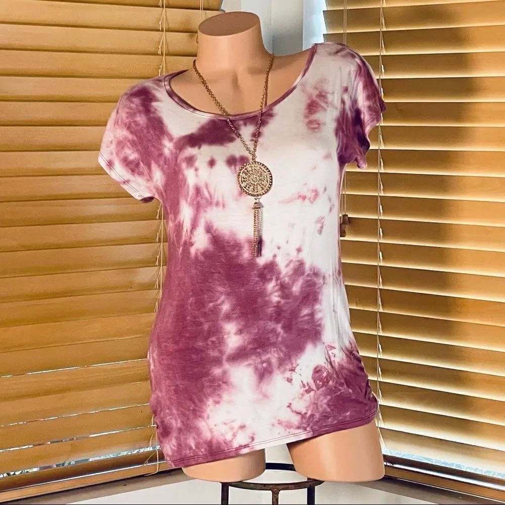 NWT Free Kisses L Purple lilac tie-dye short sleeve stretchy T-shirt & necklace